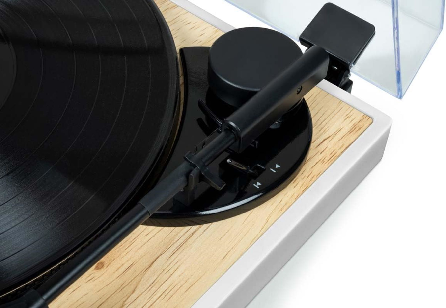 Primer plano de un tocadiscos con vinilo negro y brazo de tono sobre superficie de madera.