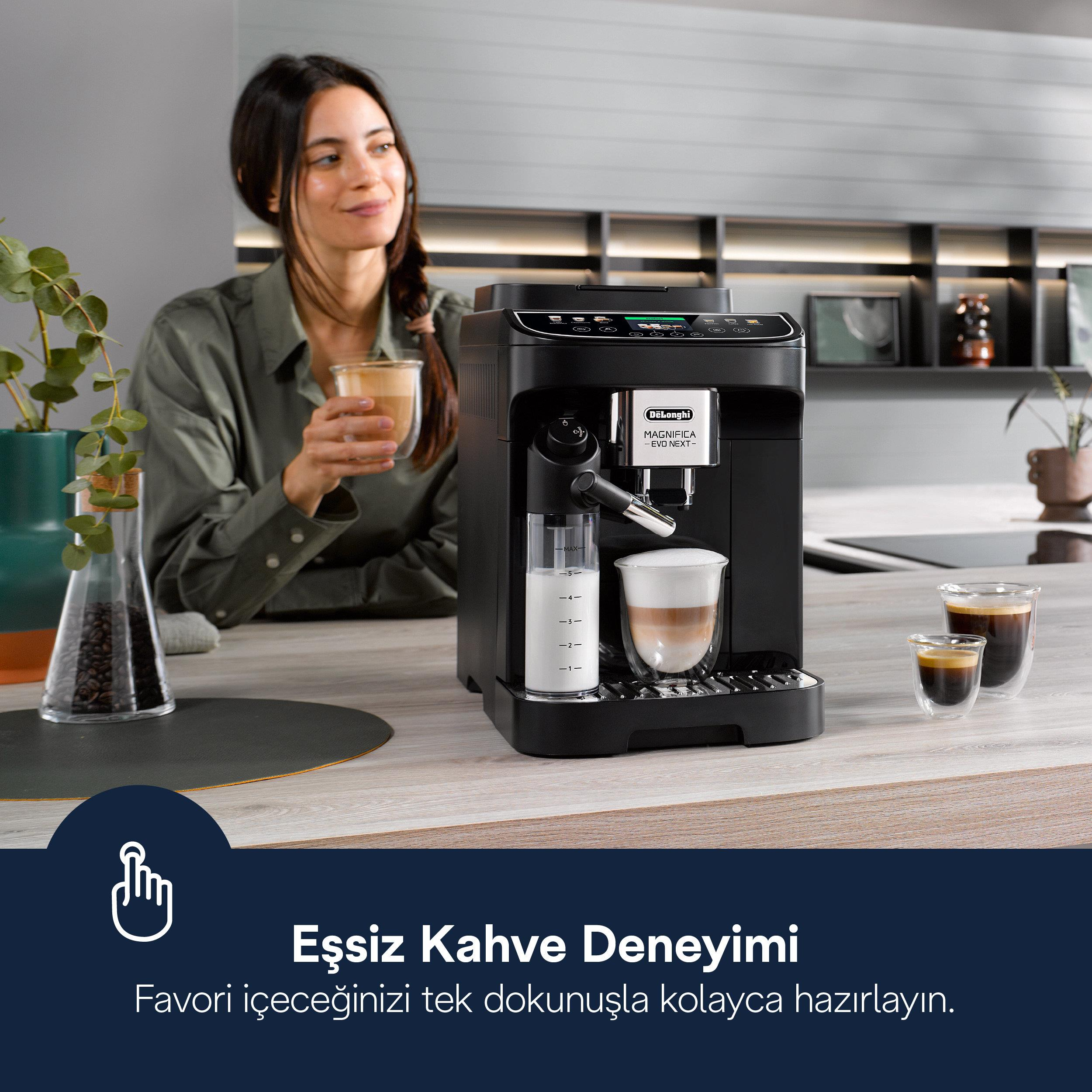 Kobieta trzyma kawę. Ekspres do kawy przygotowuje napój w kuchni.