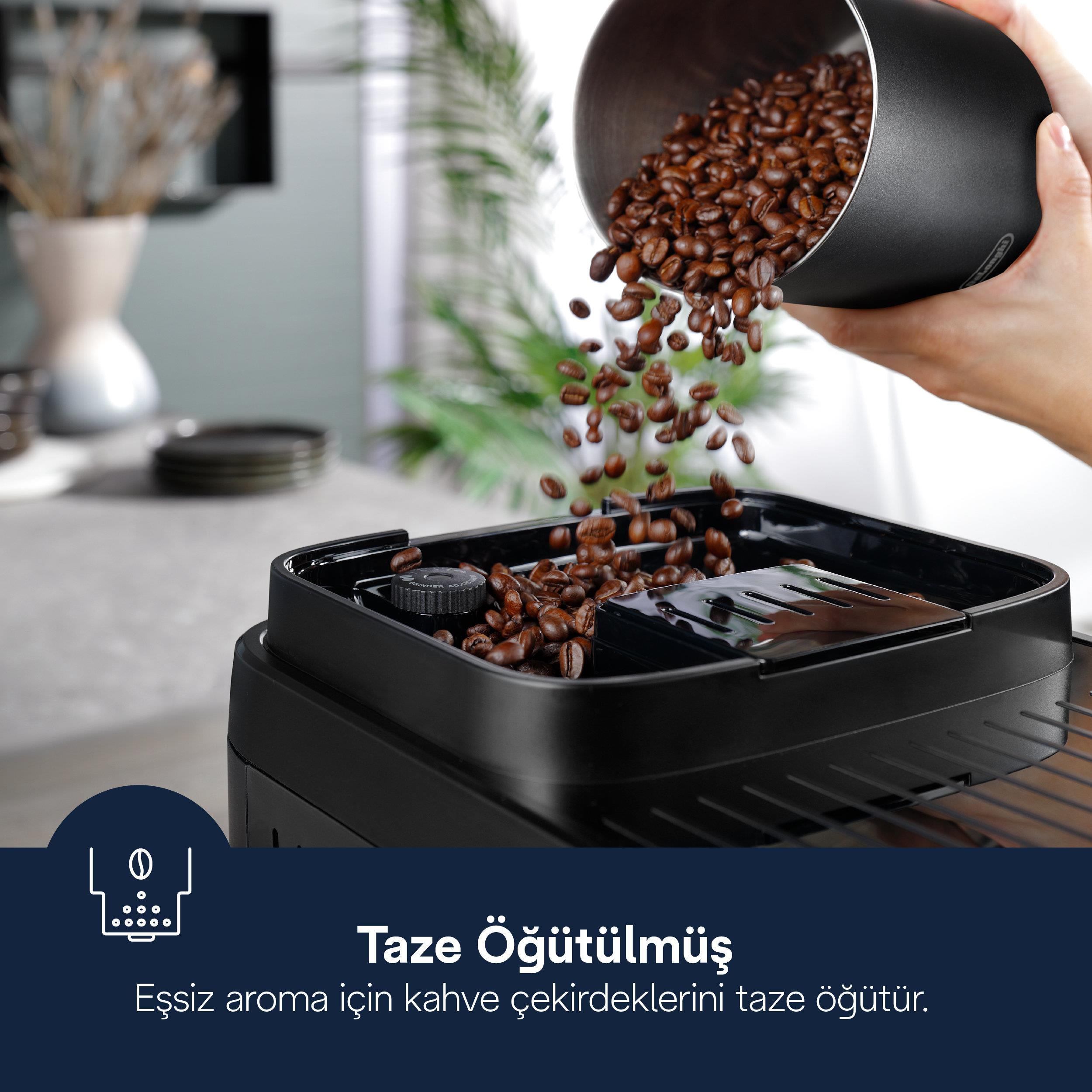 Ziarna kawy są wsypywane z pojemnika do ekspresu do kawy.