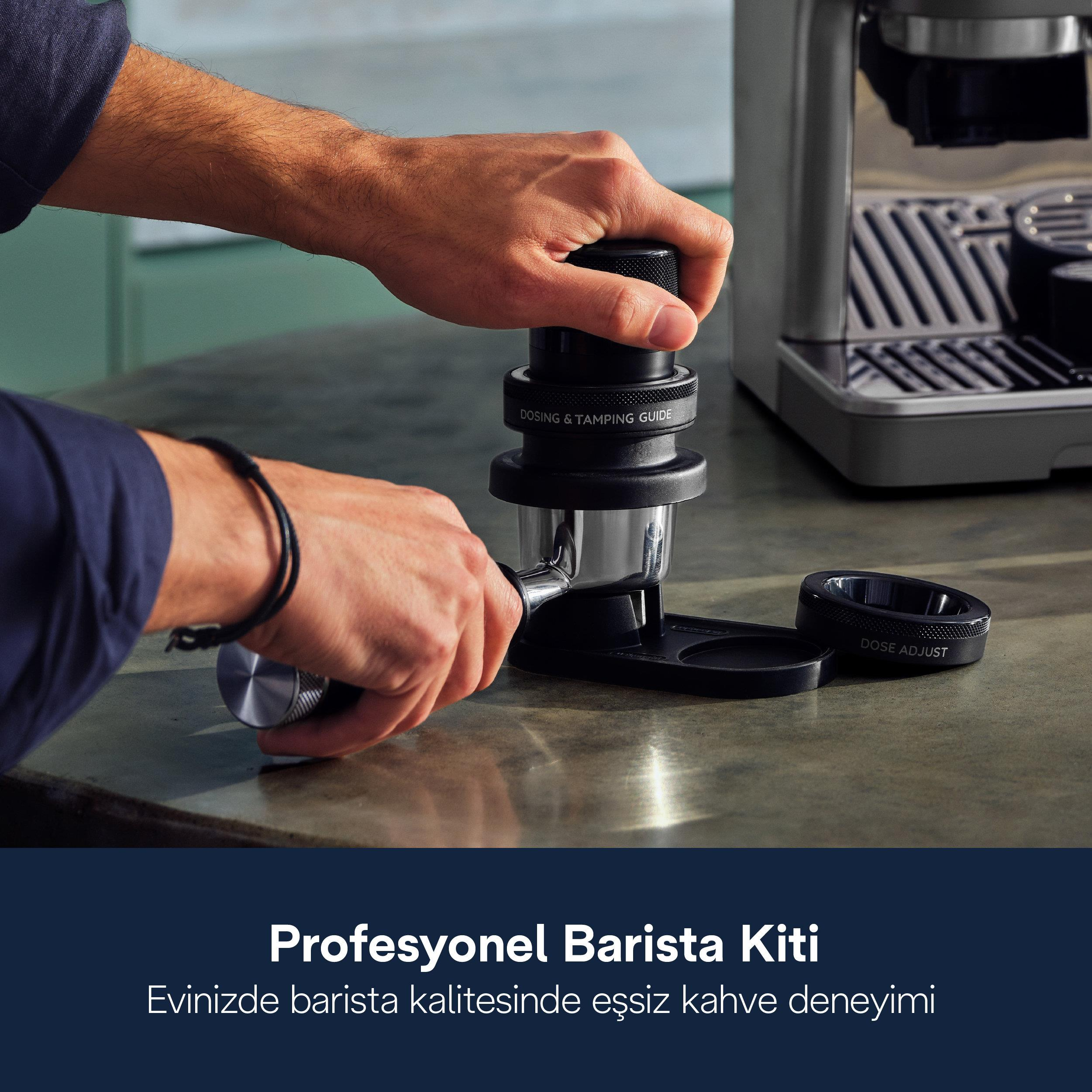 Bir adam, espresso makinesi için kahve hazırlamak üzere barista aleti kullanıyor.