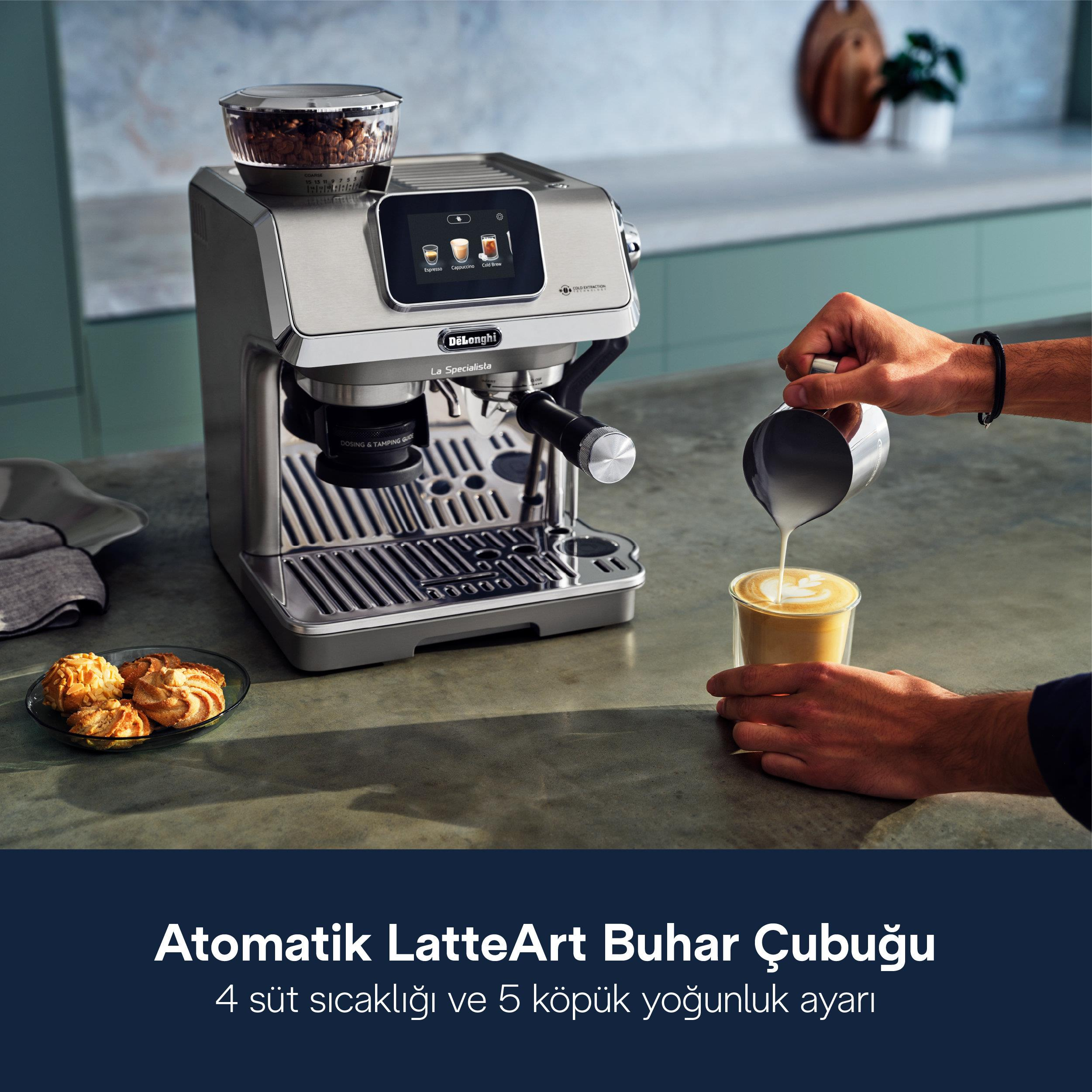 Bir kahve makinesi latte art yapıyor. Yanında bir tabak kurabiye.