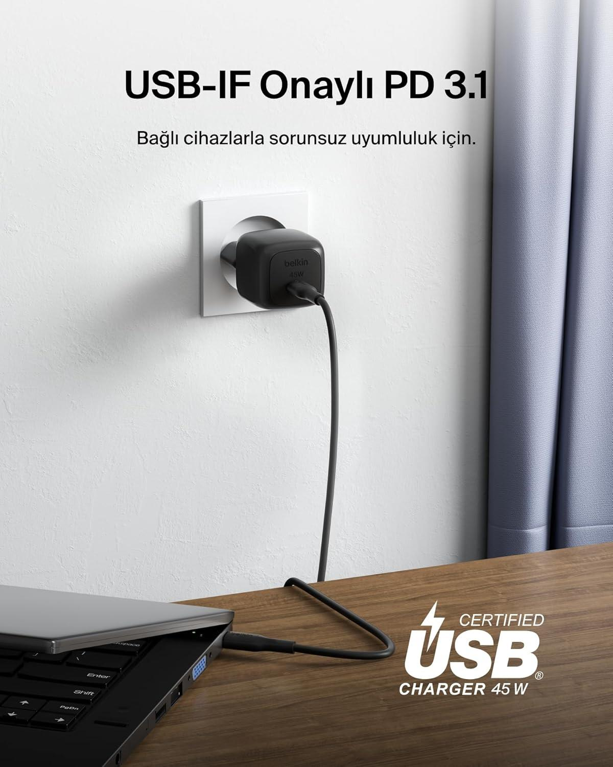 Un chargeur Belkin noir 45W PD 3.1 alimente un ordinateur portable, branché à une prise.