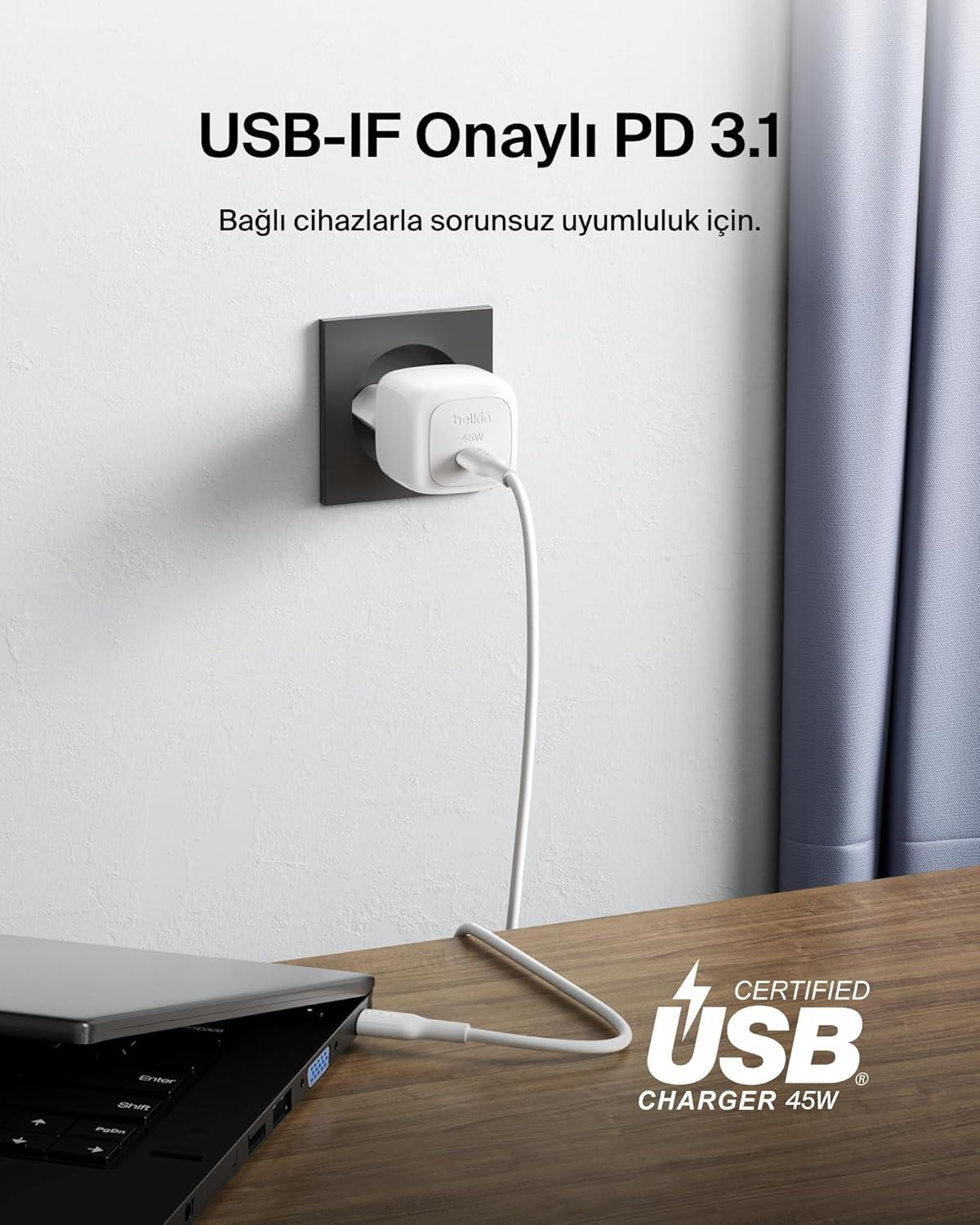 Un caricatore bianco Belkin 45W USB-C PD collegato a una presa a muro, ricarica un laptop.