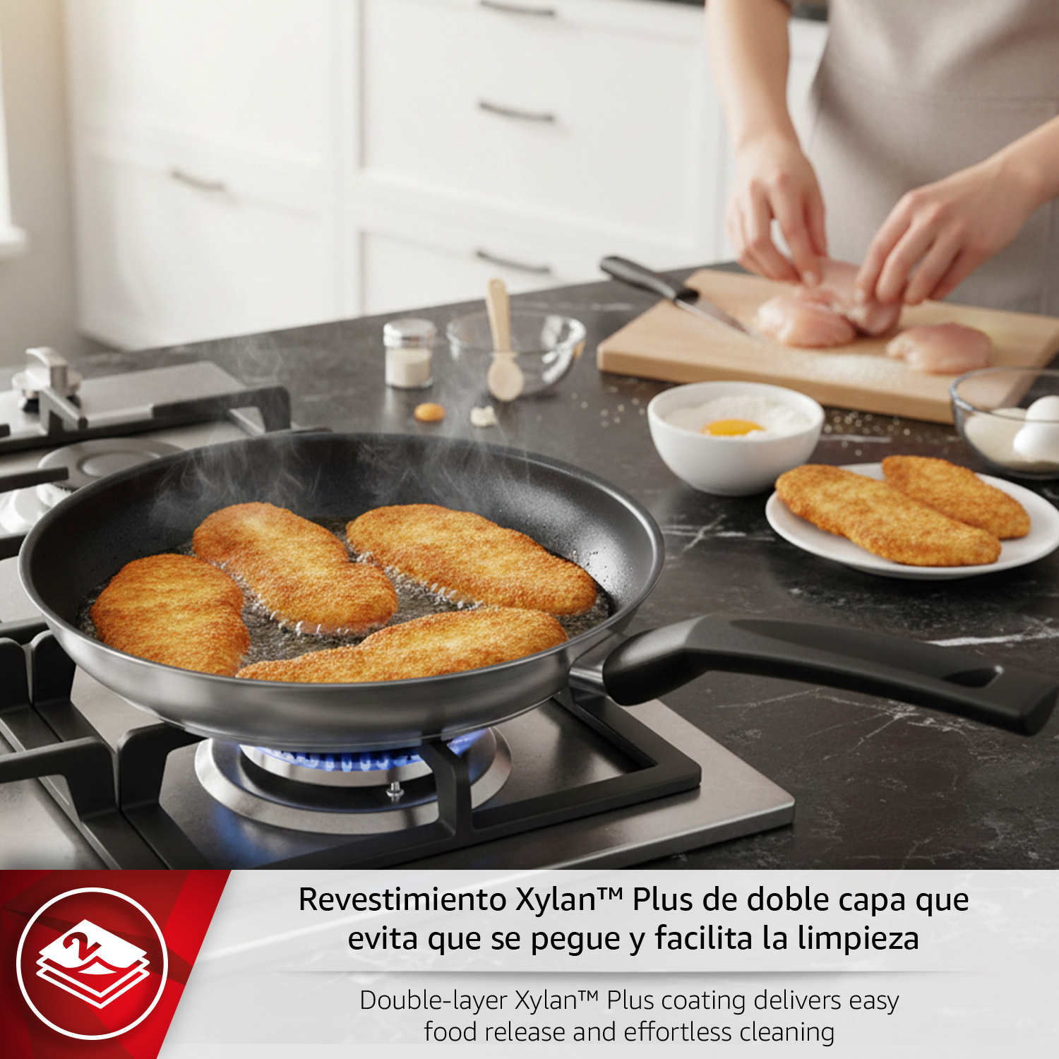 Filetes de pollo empanados friéndose en una sartén en la estufa, mientras alguien prepara pollo.