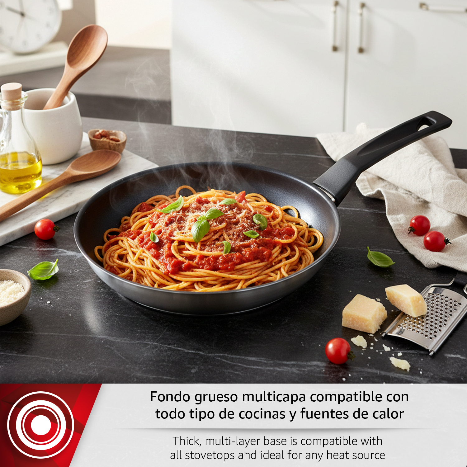 Espaguetis con salsa de tomate en sartén, con parmesano, albahaca y tomates cherry.
