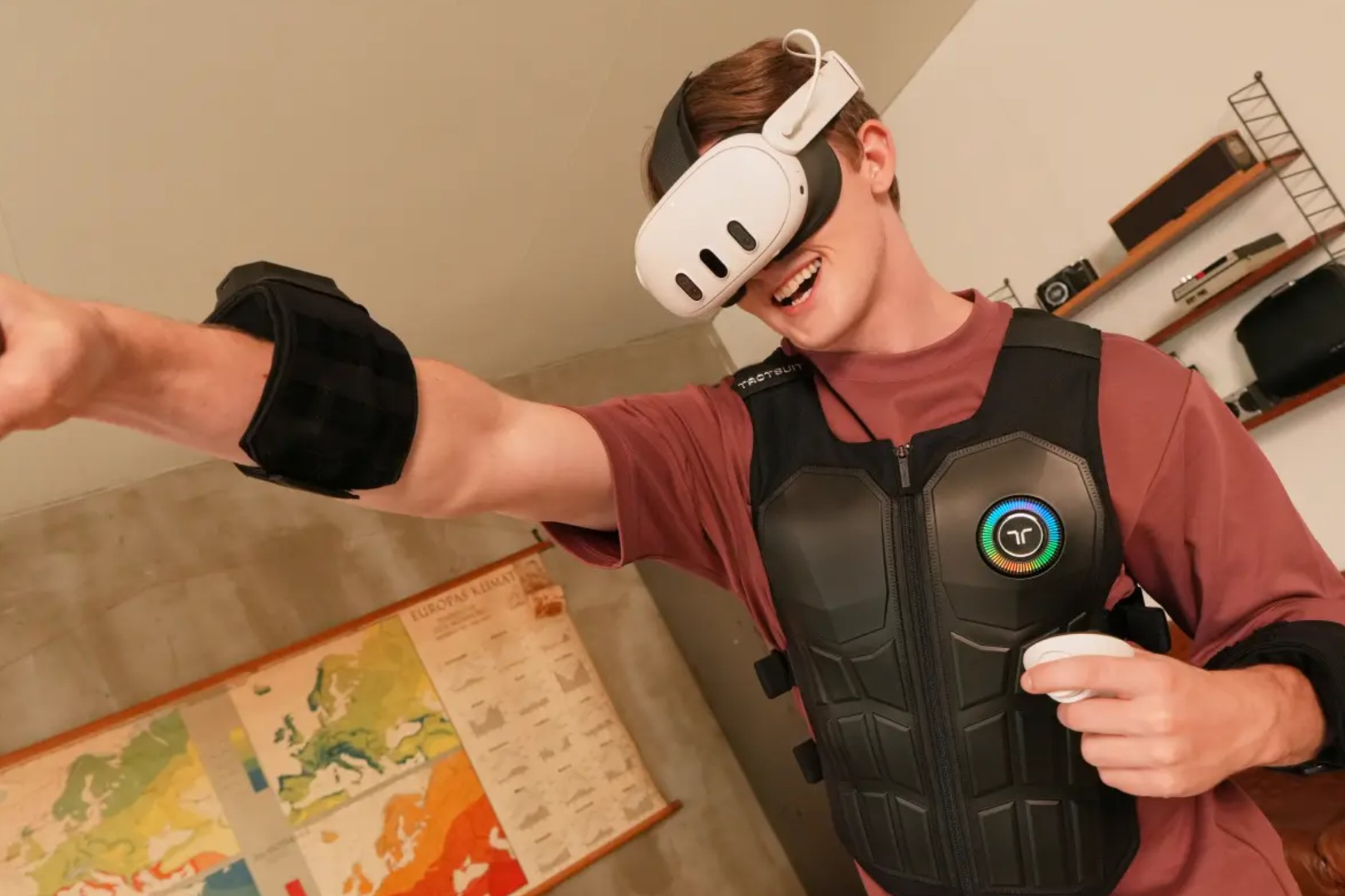 Hombre con gafas VR, chaleco y sensores en brazos jugando