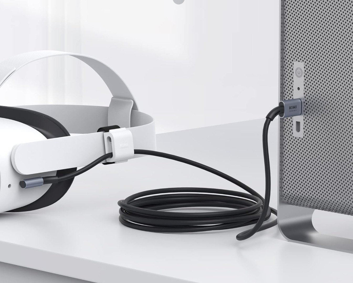 Un casco de RV se conecta a una computadora a través de un cable.