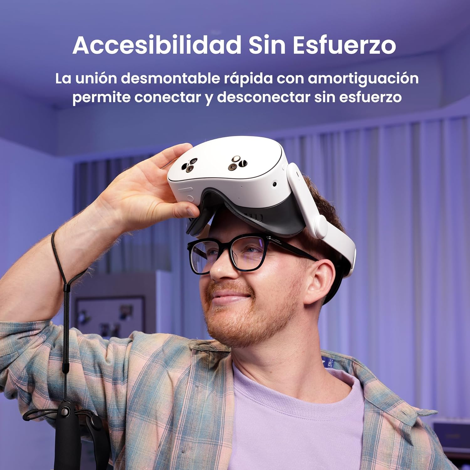 Hombre con gafas de RV, sujetándolas con la mano. Superposición de texto.