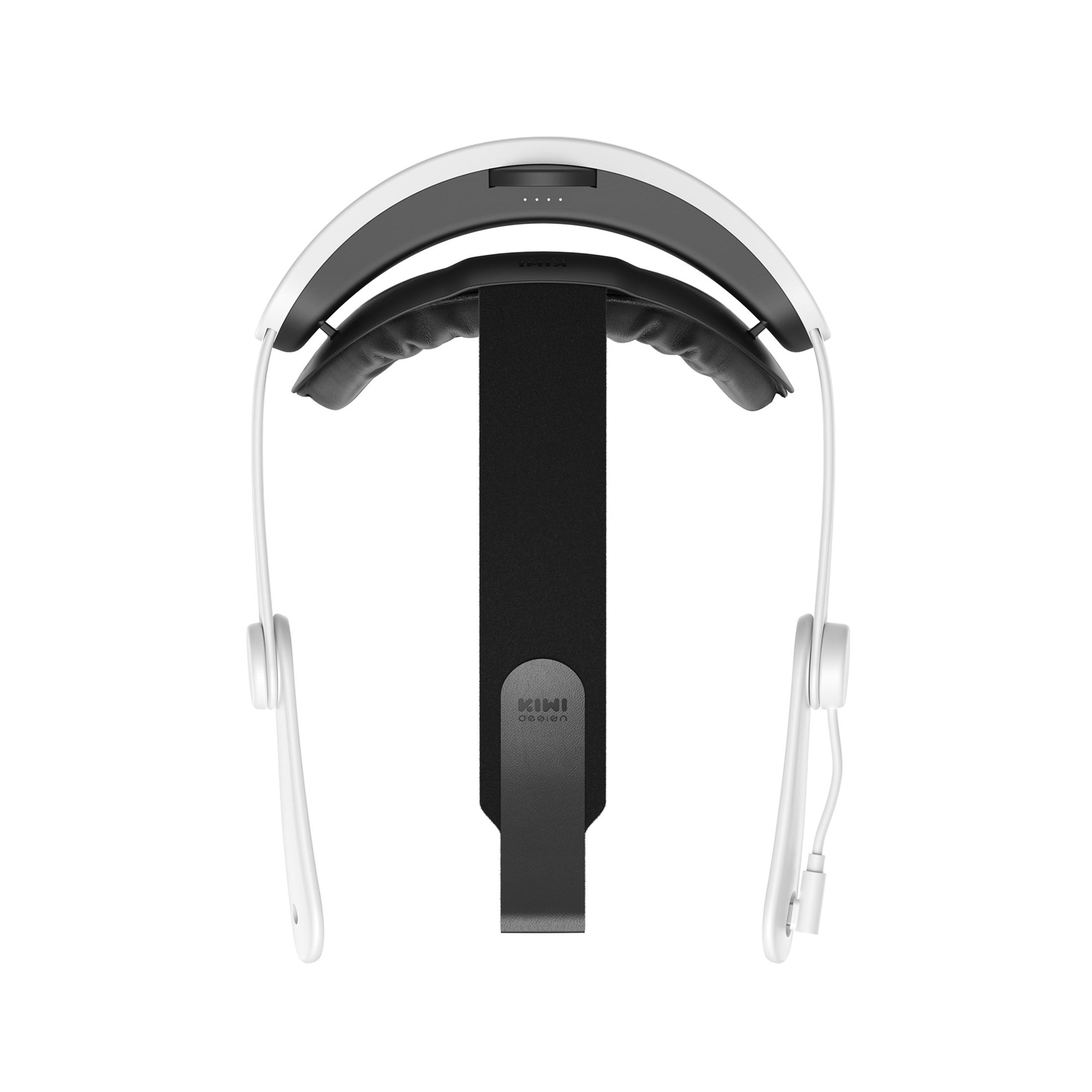 Un casco blanco con acolchado negro y correa negra.
