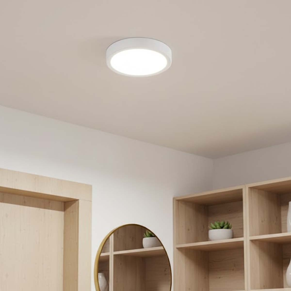 Una lámpara de techo blanca ilumina un pasillo con elementos de madera.