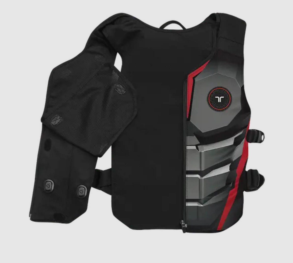 Chaleco negro con acentos rojos y secciones blindadas.