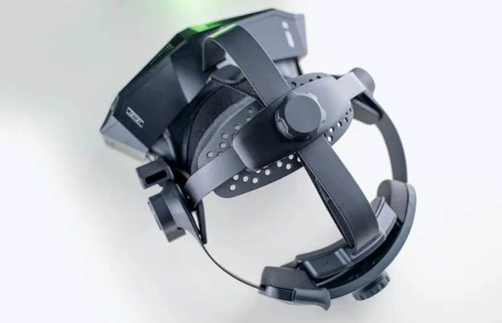 Un casco de RV negro con correas ajustables sobre fondo blanco.