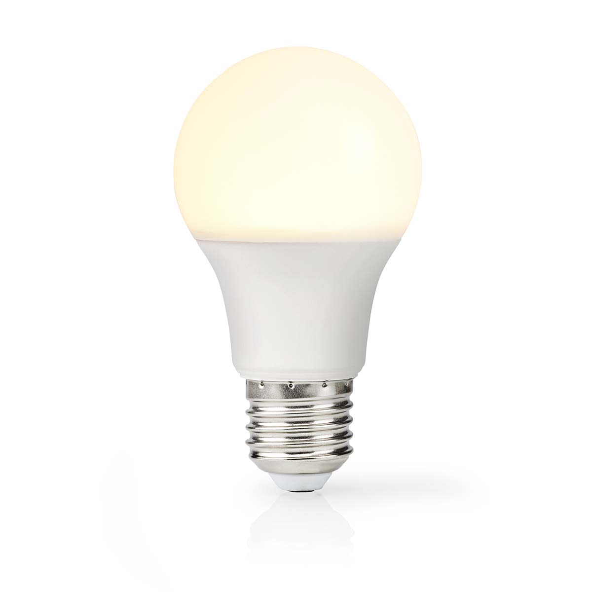 Una lampadina LED bianca con base E27 brilla di bianco caldo su sfondo bianco.