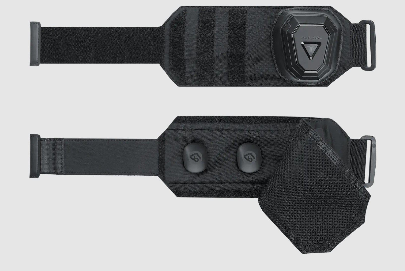 Dos brazaletes negros, uno con emblema triangular, el otro con dos botones.