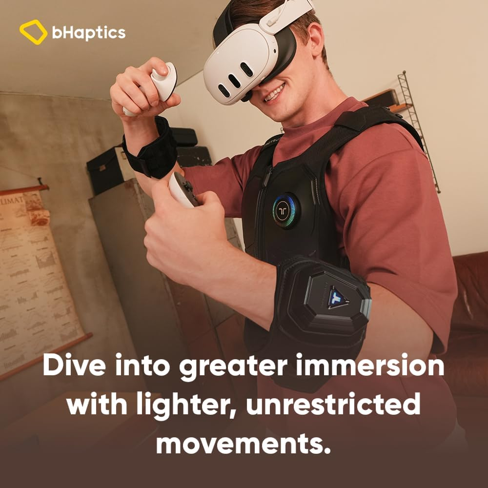 Hombre con visor VR, chaleco y sensores en brazos sostiene mandos.