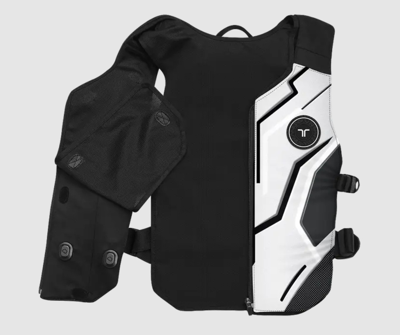 Una mochila negra con detalles blancos y un bolsillo de malla en el lado izquierdo.