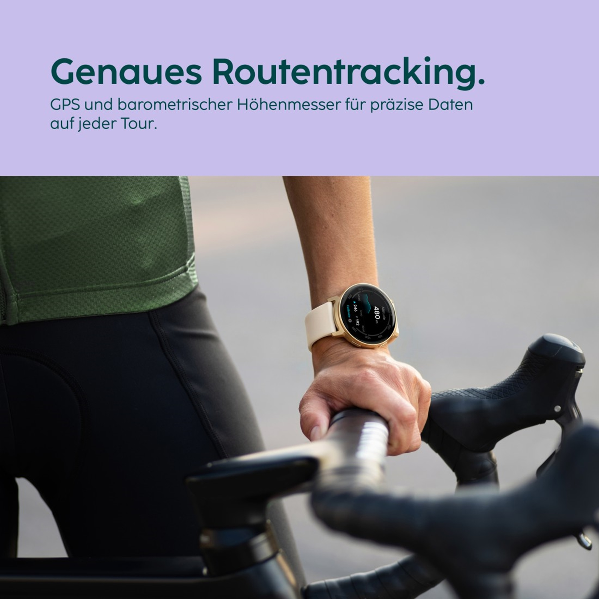 Radfahrer trägt eine goldene Smartwatch mit weißem Armband. Auf dem Display sind Daten zu sehen.