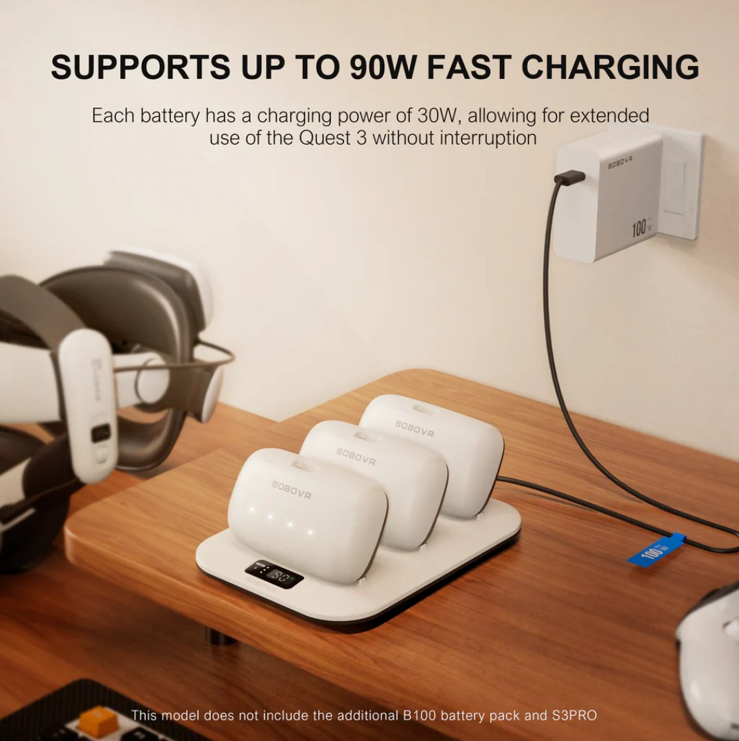 Tre batterie bianche su una base di ricarica con visore VR e adattatore di corrente.