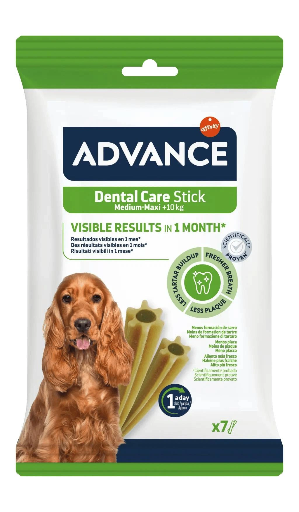 Un perro se sienta junto a ADVANCE Dental Care Sticks. Científicamente probado.
