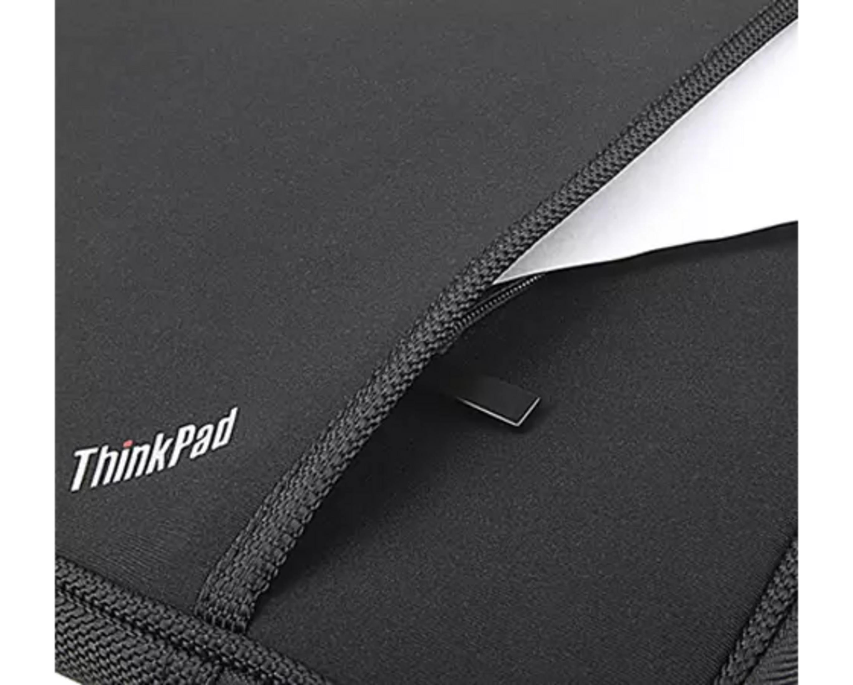 Fermuarlı ve ThinkPad logolu siyah dizüstü bilgisayar çantası.