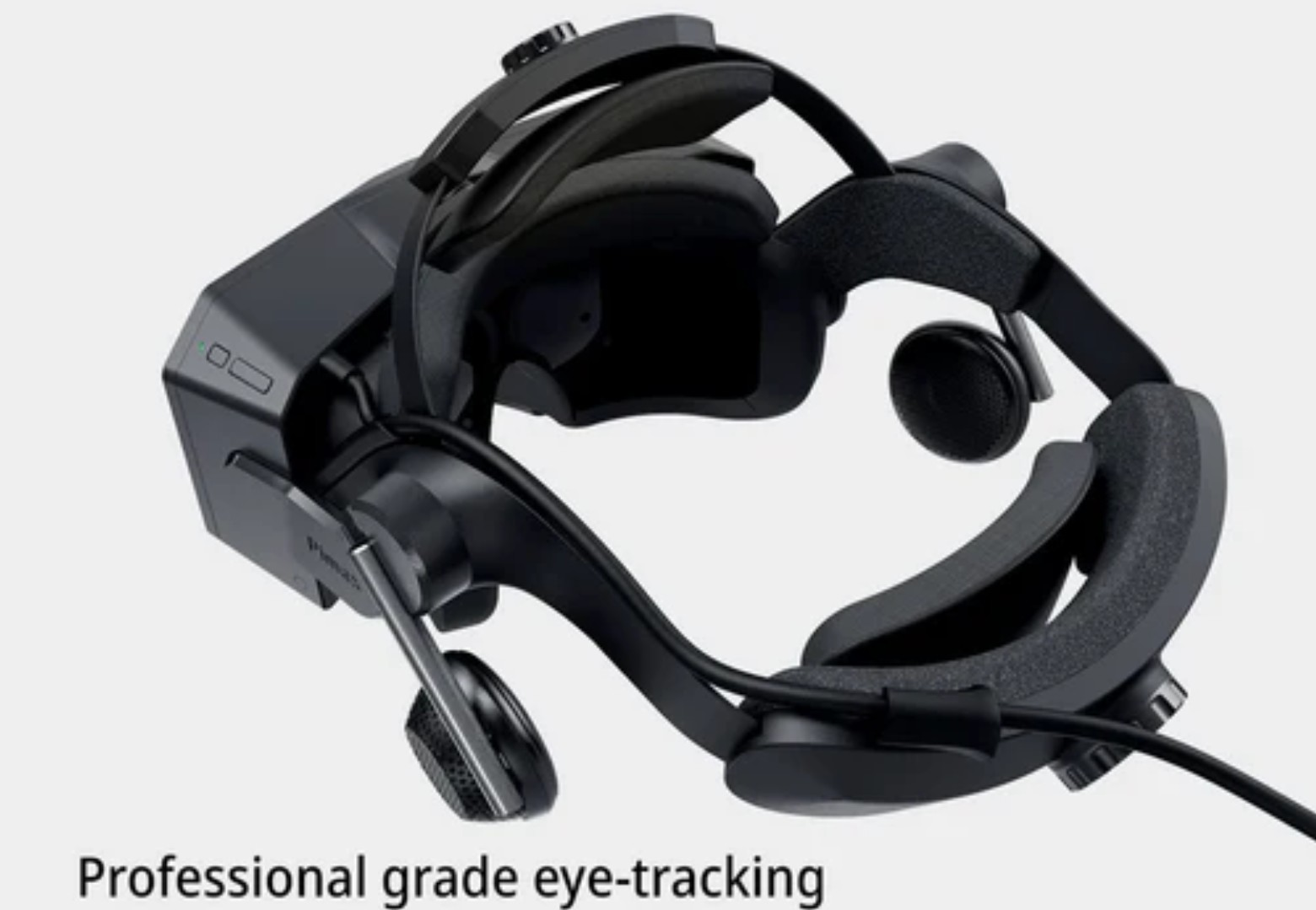 Visore VR nero con fascia, cavo e sensori di eye-tracking.