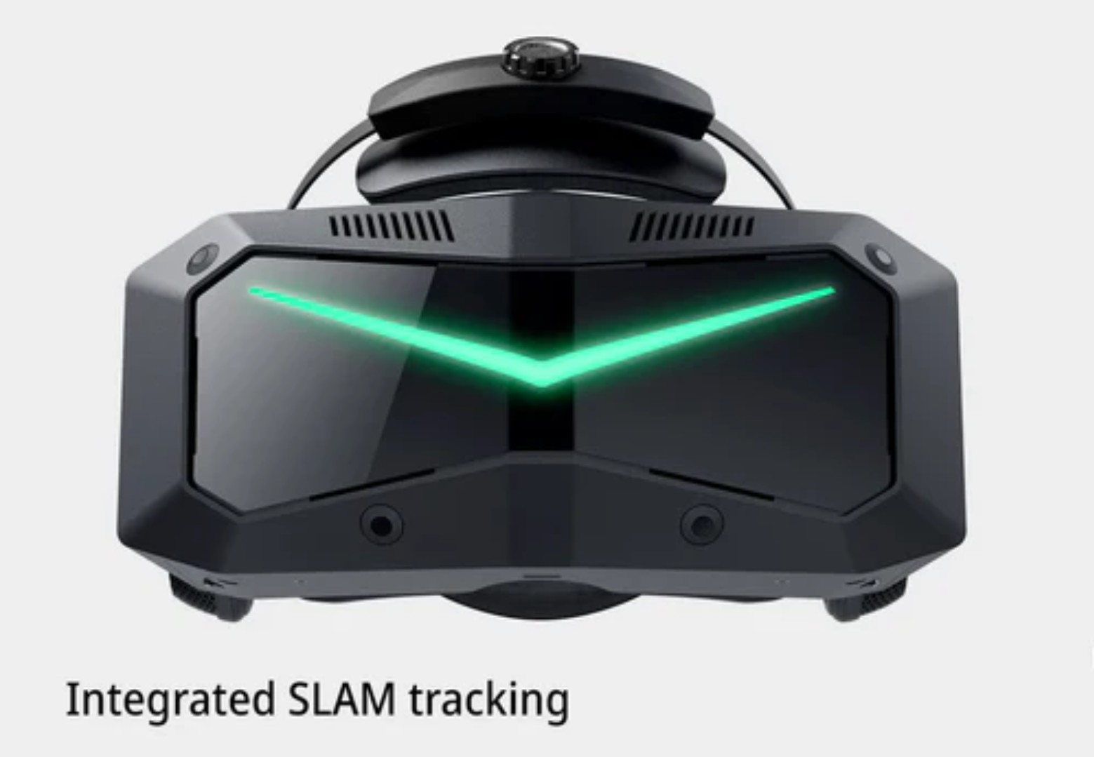 Un visore VR nero con illuminazione verde a forma di V e tracciamento SLAM integrato.