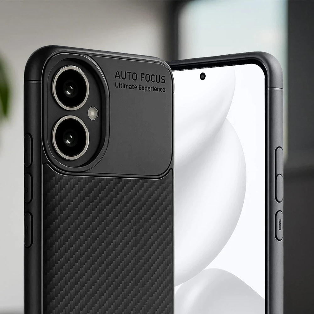 Karbon fiber dokulu siyah telefonun yakın çekimi, çift kamera lensli.