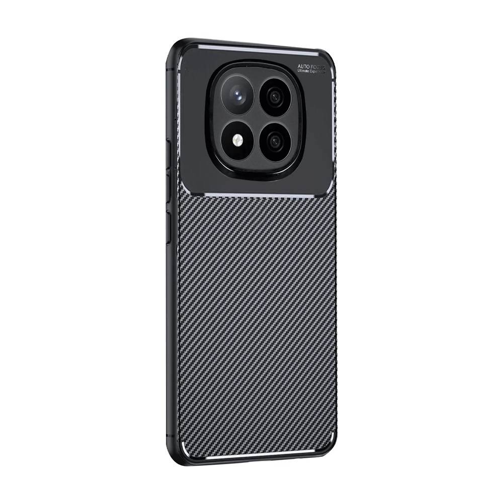 Karbon fiber desenli, dörtlü kamera açıklığına sahip siyah telefon kılıfı.