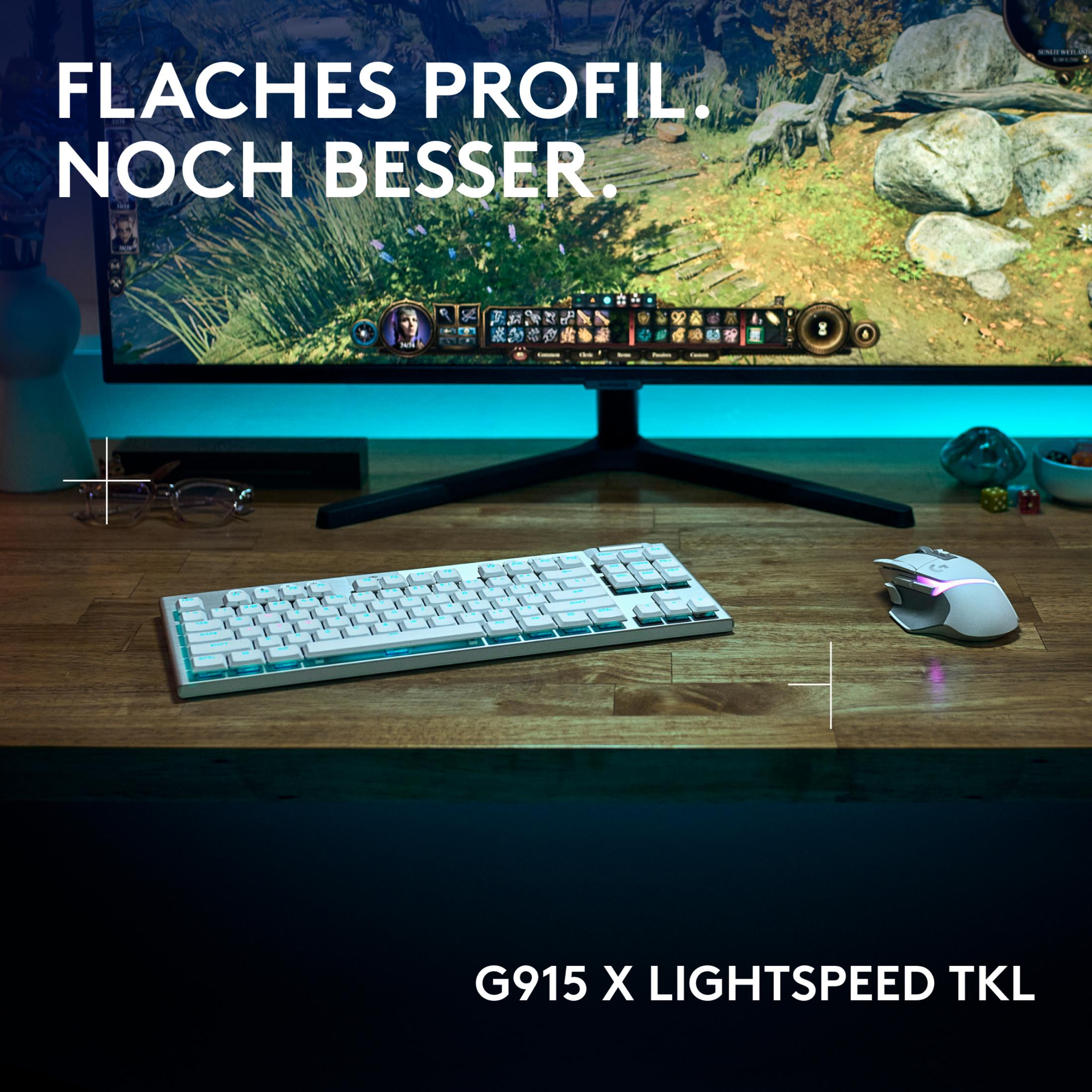 Zestaw do gier z klawiaturą, myszką i monitorem wyświetlającym grę.