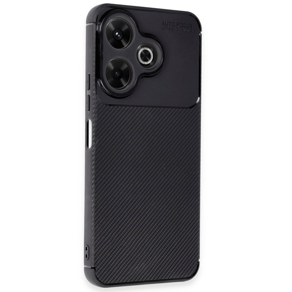 Karbon fiber dokulu siyah telefon kılıfı ve üçlü kamera lensi.