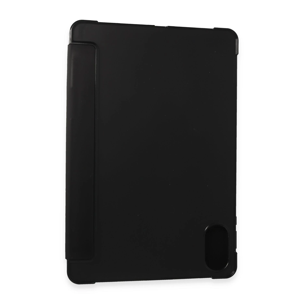 Arkada kamera kesiği olan siyah tablet kılıfı.