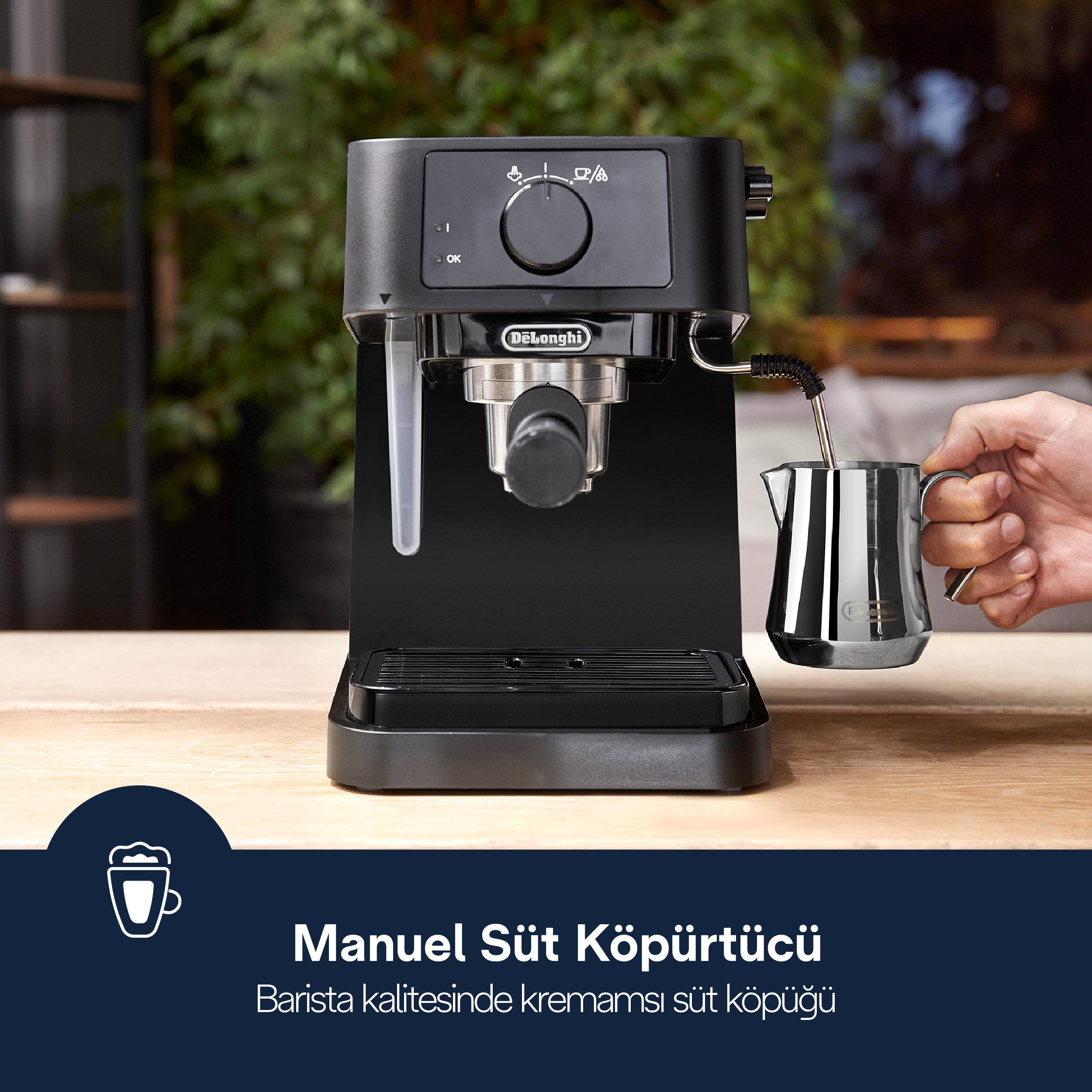 Een zwarte koffiemachine met melkopschuimer die stoom in een metalen kan leidt.