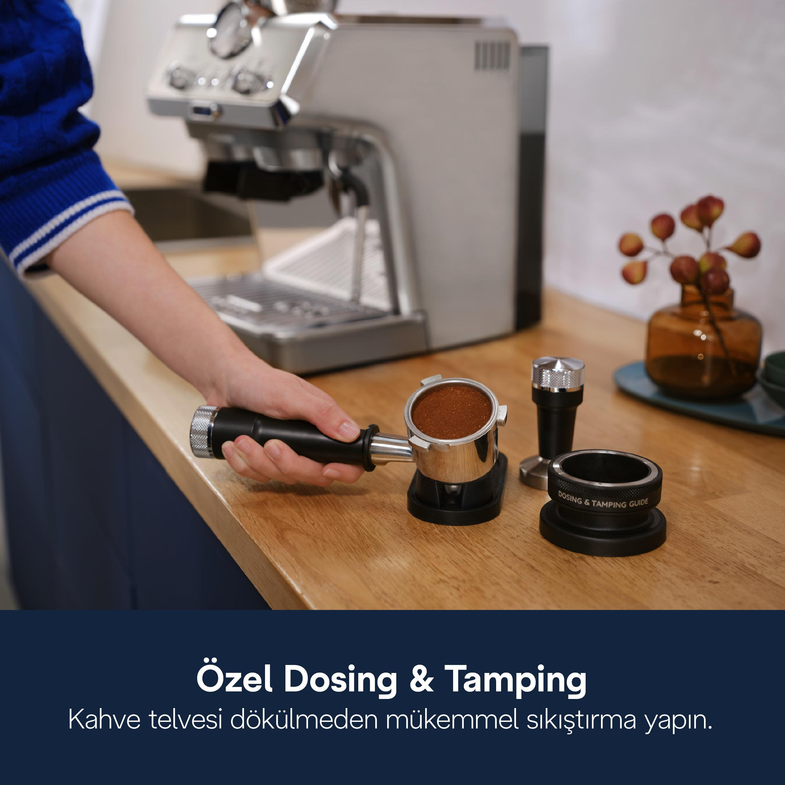 Uchwyt filtra z kawą mieloną i tamper na drewnianym stole.