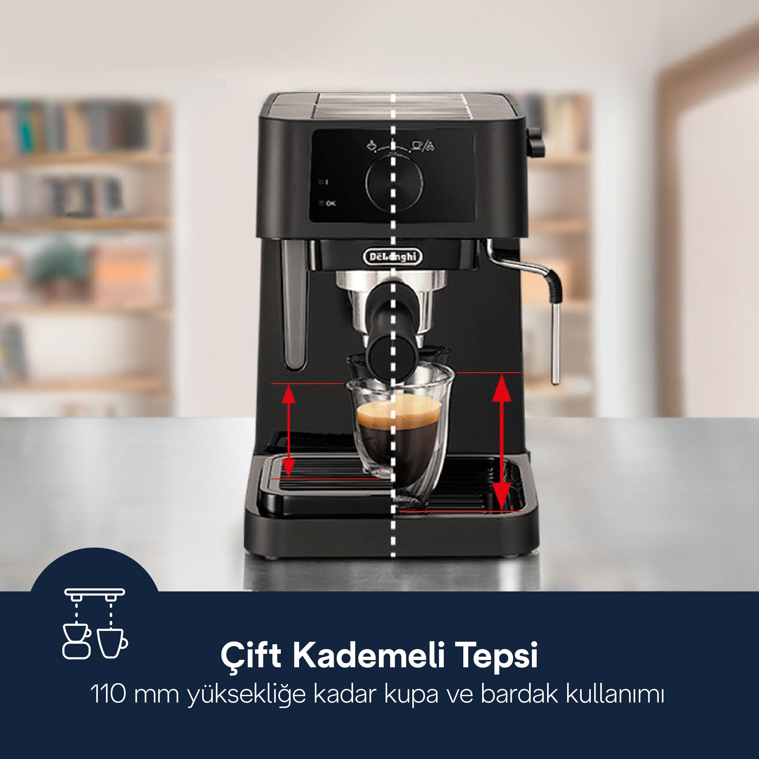 Zwarte koffiemachine met espressokopje, dubbele kopjeshouder indicator.