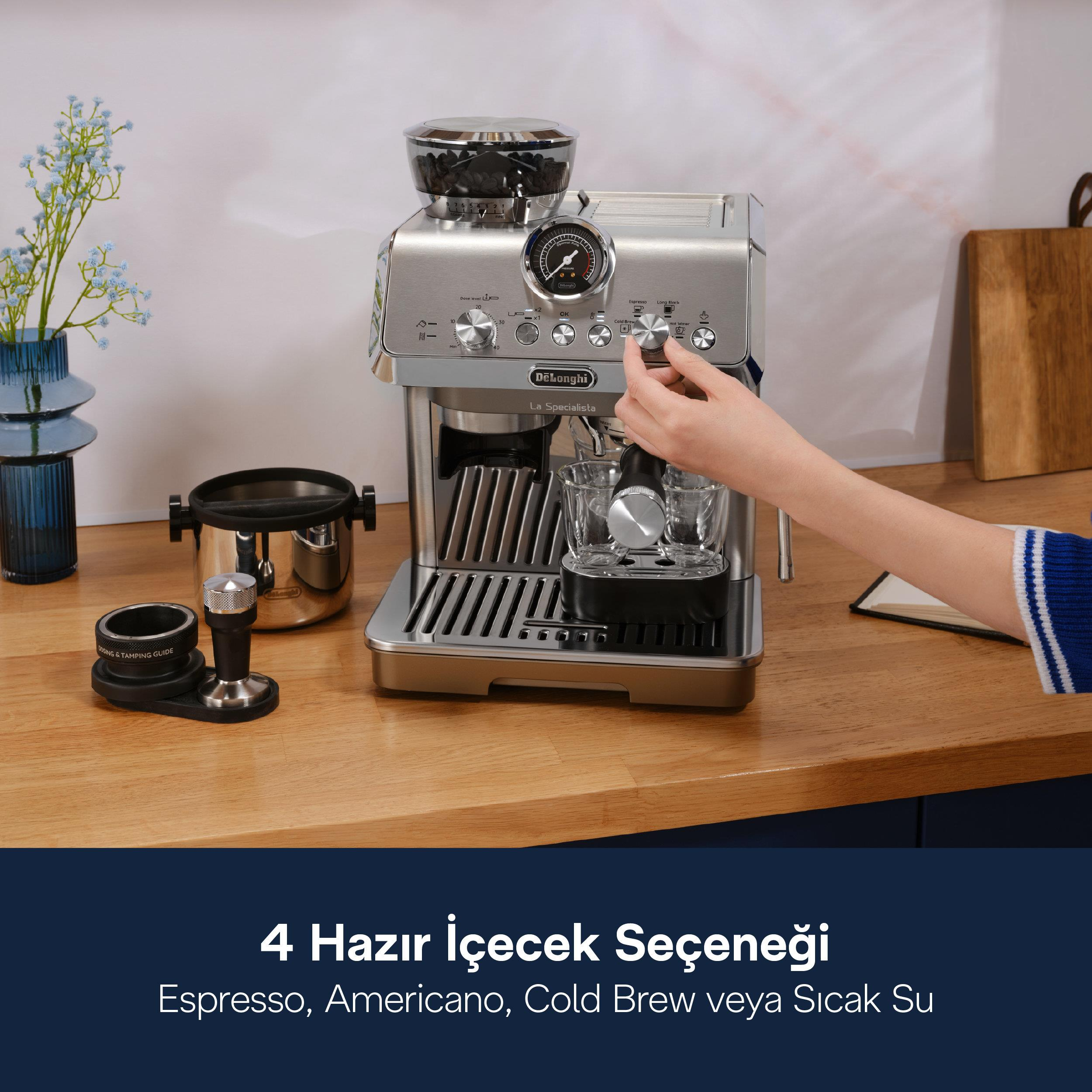 Gümüş espresso makinesinin düğmesini bir el ayarlıyor.