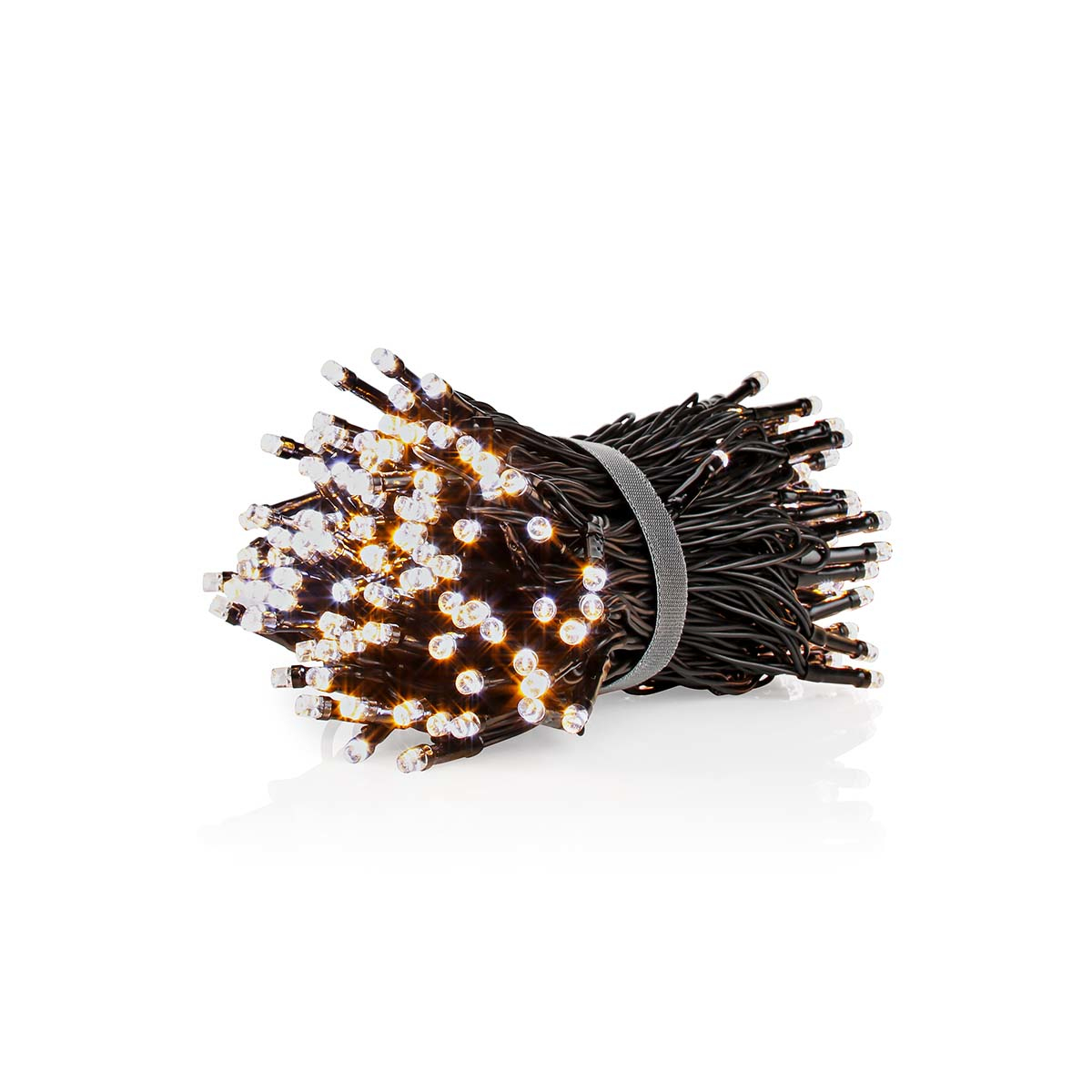 Wiązka białych lampek LED z czarnym przewodem, na białym tle.
