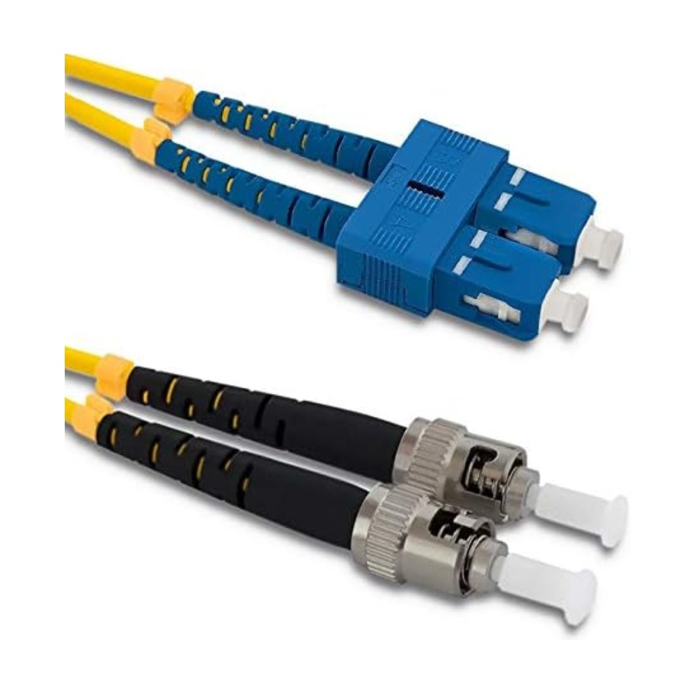 Due connettori per cavo in fibra ottica: uno SC duplex blu e due ST argentati.