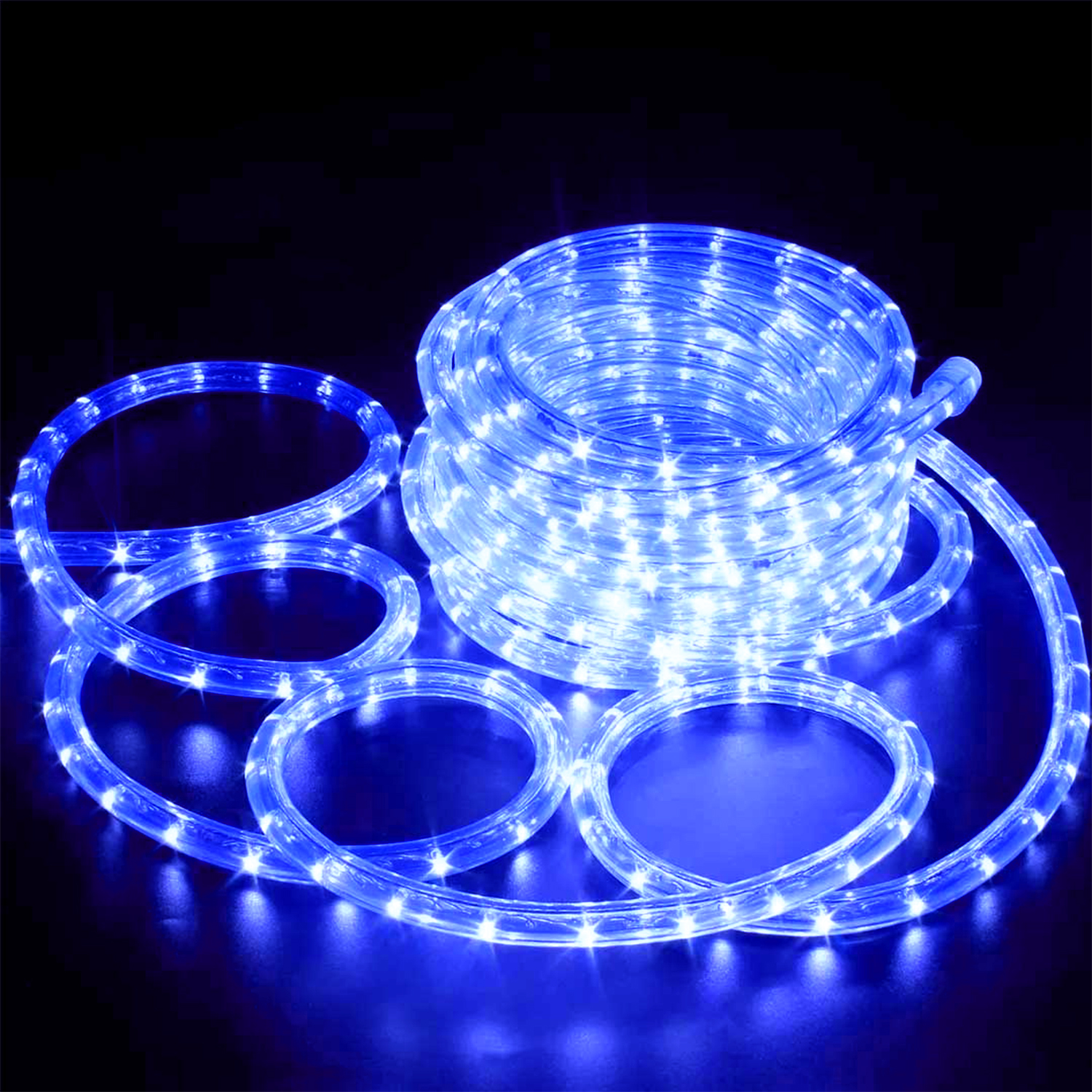 Una corda di luci LED blu avvolta su sfondo nero.