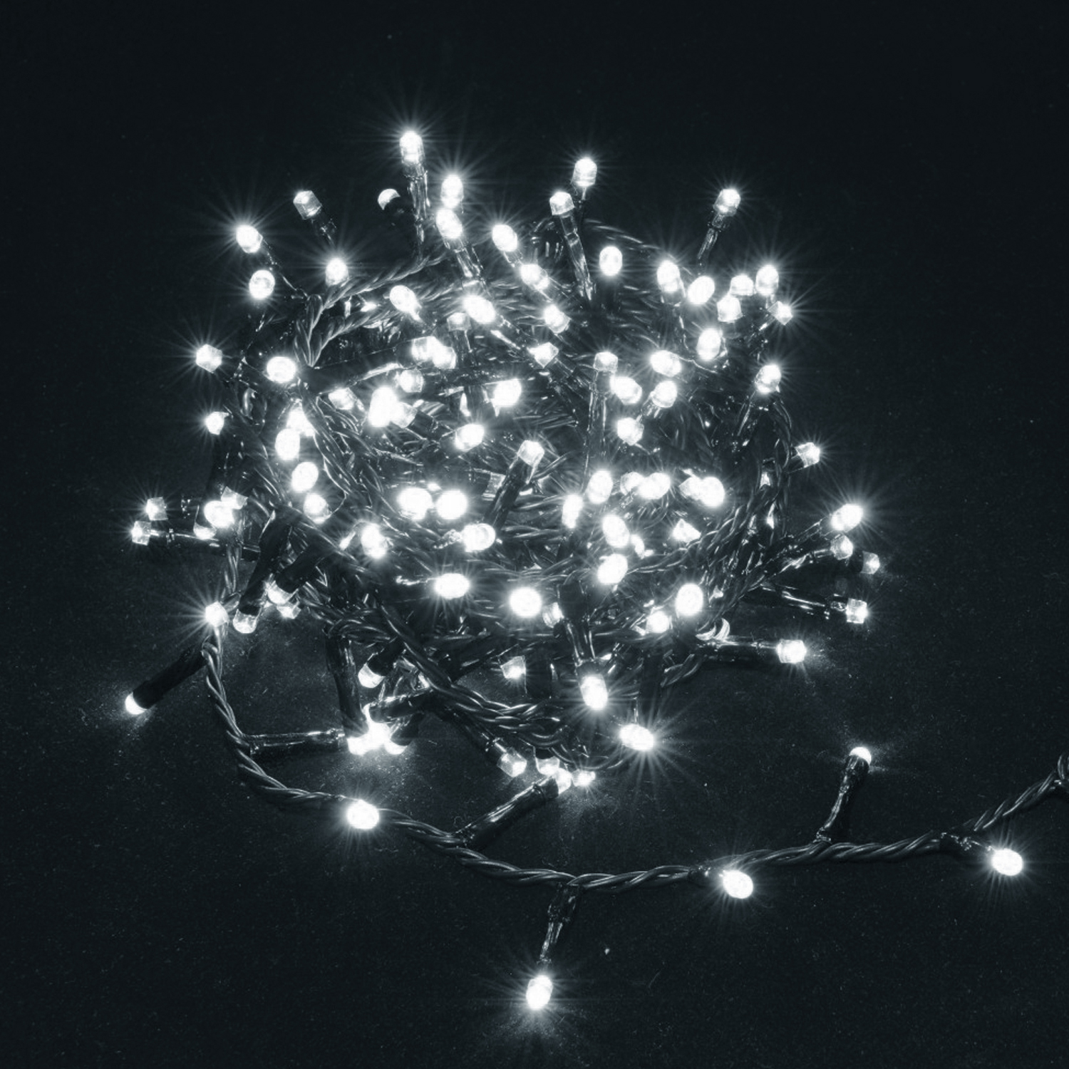 Una fila di molte piccole luci LED bianche su sfondo nero.