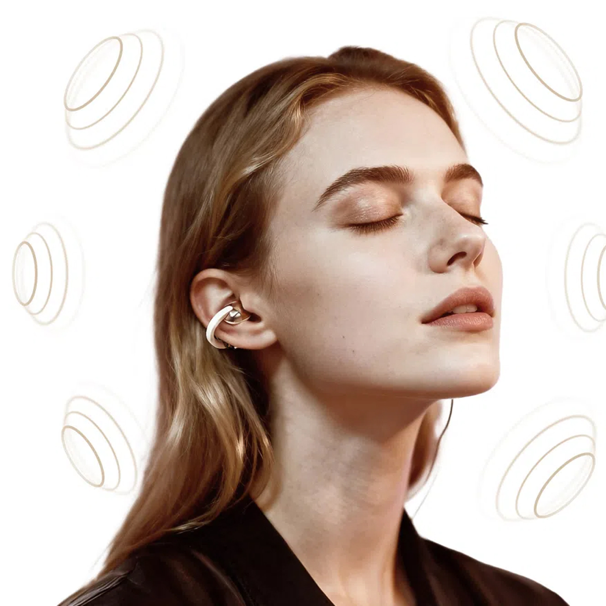 Una donna con gli occhi chiusi indossa un ear cuff bianco. Onde sonore la circondano.