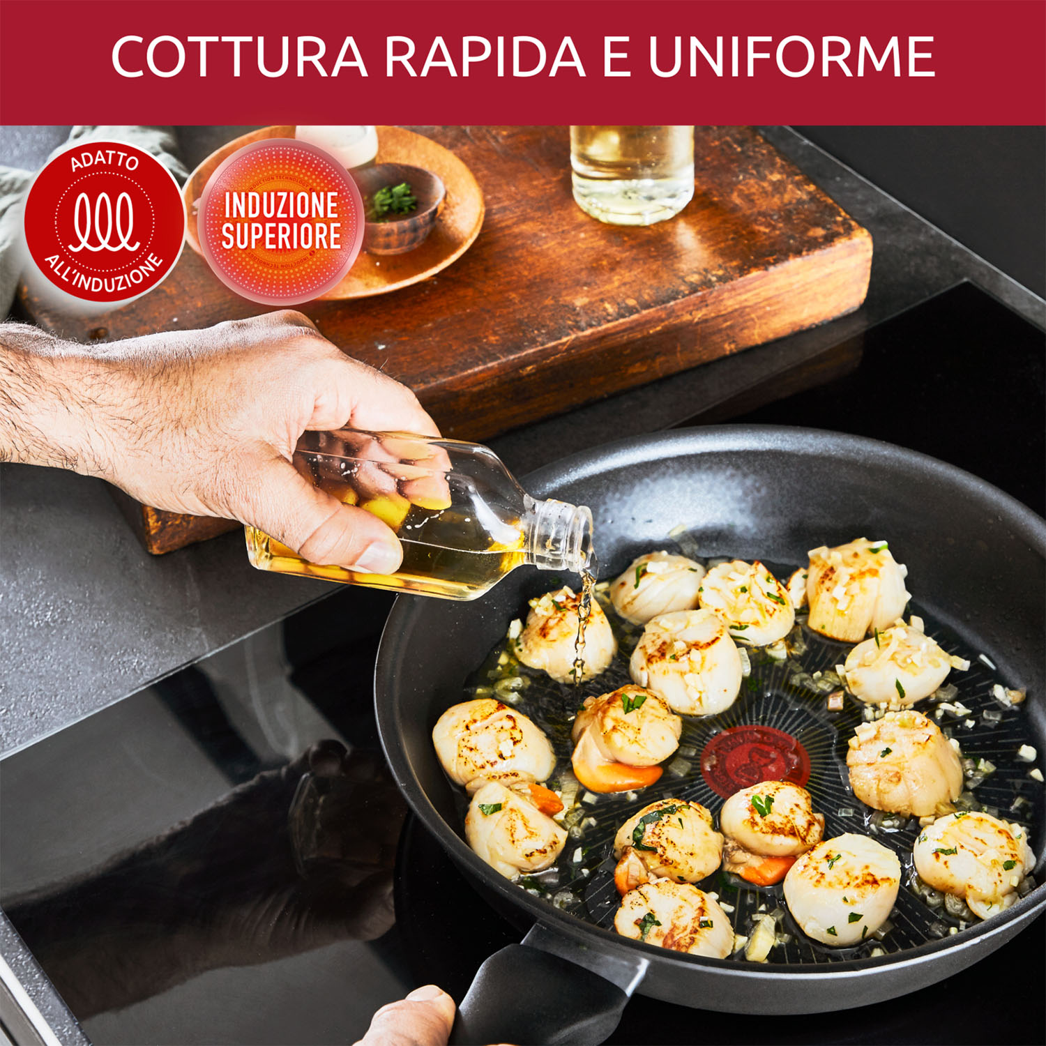 Olio viene versato in una padella con capesante e aglio.