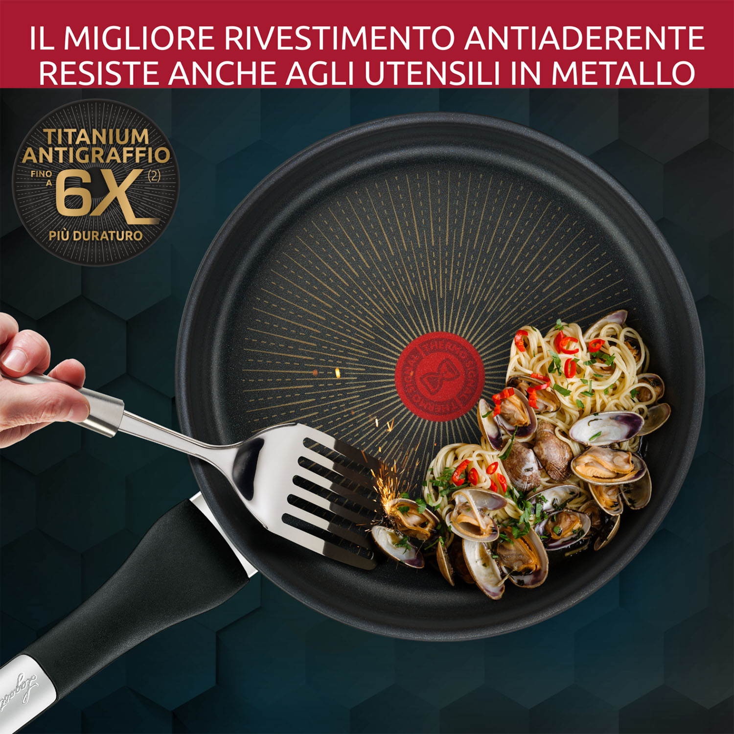 Una padella con spaghetti e vongole viene mescolata con una spatola.