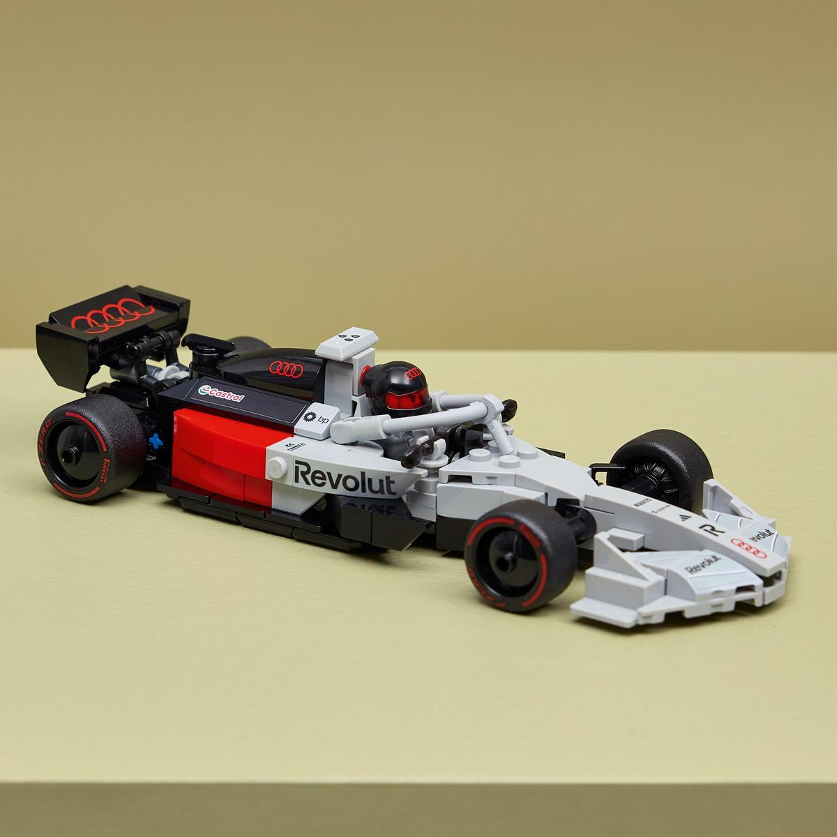 Un'auto di Formula 1 Lego grigia, nera e rossa con pilota.