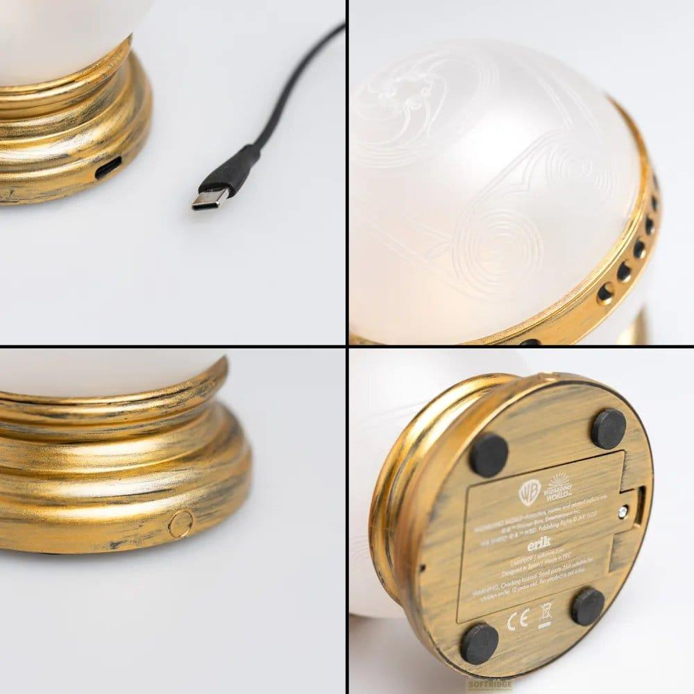 Lampada dorata con globo bianco, porta USB e vano batteria.