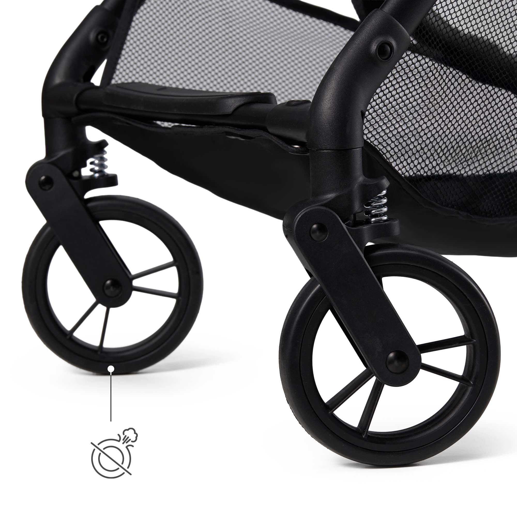 Nahaufnahme eines Kinderwagens mit schwarzen Rädern und Stoßdämpfern.
