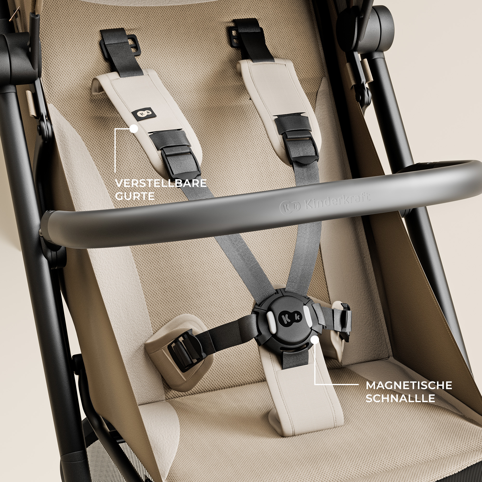 Beiger Kinderwagen mit schwarzen Gurten und magnetischem Verschluss.