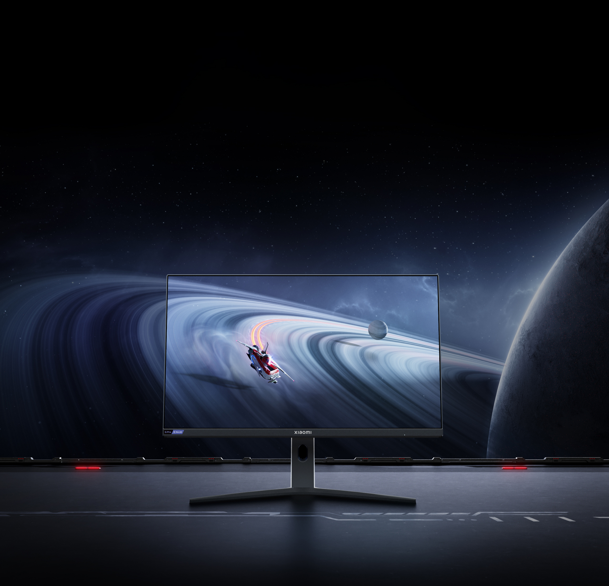 Monitor wyświetla statek kosmiczny przed planatą z pierścieniami.