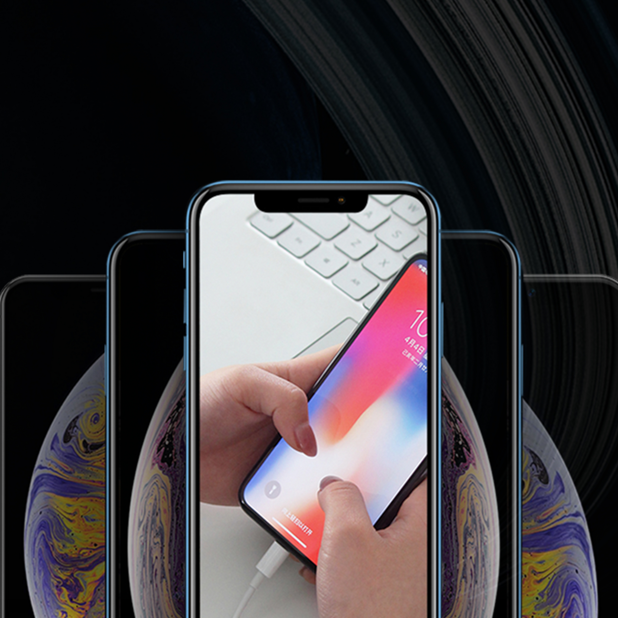Eine Hand verbindet ein blaues Smartphone mit einem Ladekabel.