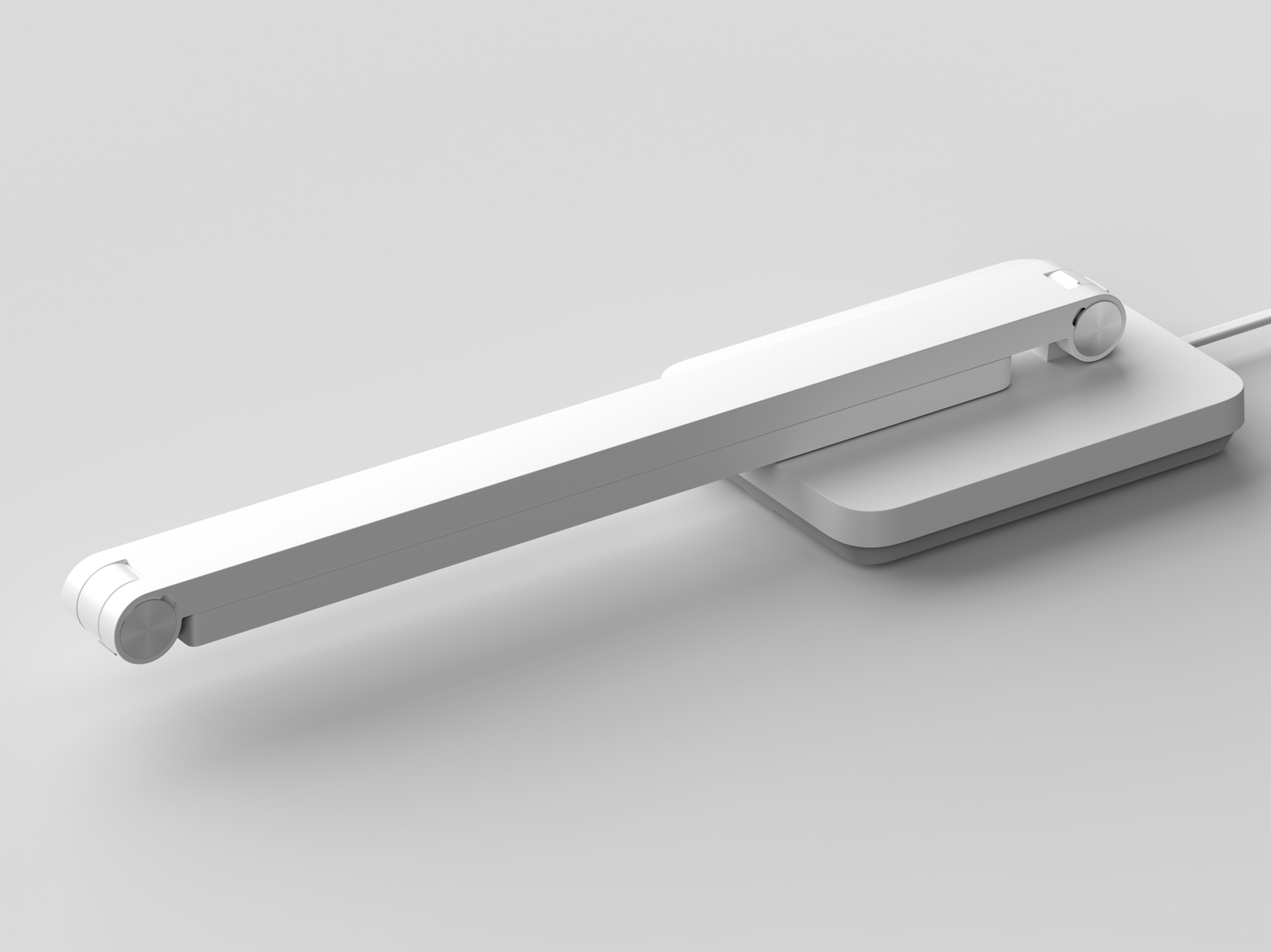 Weiße, schwenkbare Schreibtischlampe mit rundem Sockel und Metallakzenten.