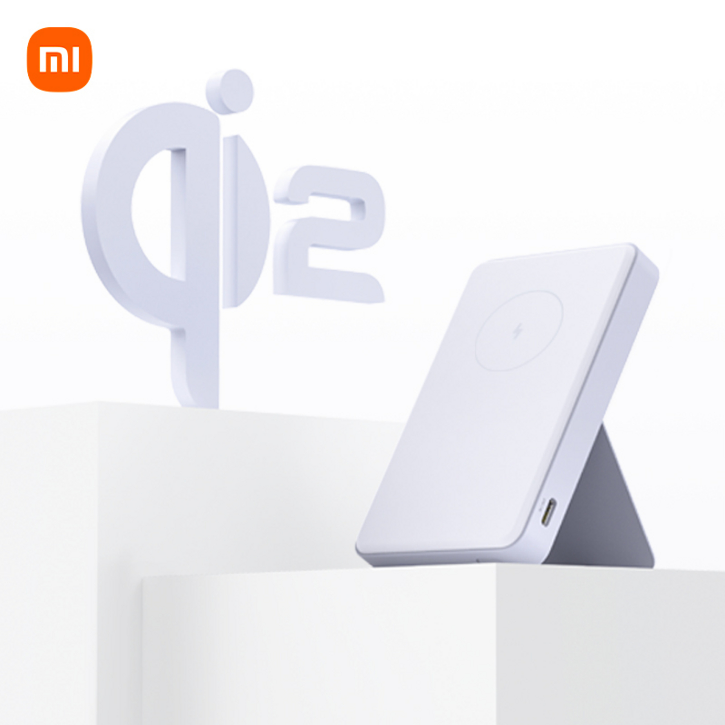 Biała ładowarka Xiaomi stoi na białym postumencie obok liter "qi2".